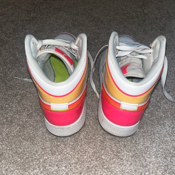 Nike Air Jordan 1 Mid GS Edge Glow White Pink Blast CV4611-100 Youth Size 7Y - Picture 2 of 4